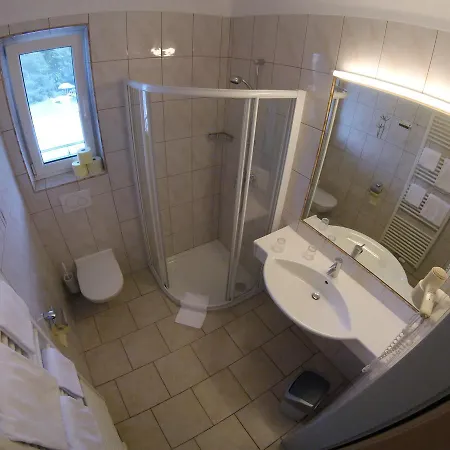 Zum Lindenhof 3*